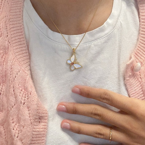 18K Yellow Gold Mother of Pearl Butterfly Pendent Charm - Picture 4 of 9